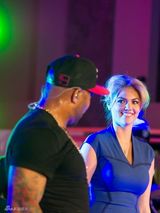 组图：抖奶超模阿普顿紧身蓝裙亮相大秀S曲线