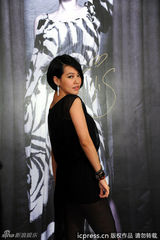 组图：小s现身北京 辣妈黑纱长裙秀美腿