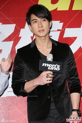 组图：吴尊出席男模赛被起哄脱光面露尴尬