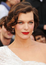 高清组图：奥斯卡红毯米拉-乔沃维奇红唇秀香肩