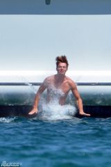 组图：阿诺帅气长子游艇度假 女友咸湿摸腹肌