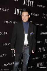 组图：陈冠希亮相闭口不提锋芝 杨千嬅裸胸裙性感