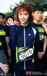 组图：韩星黄静茵参跑马拉松 运动装束亮相笑意足