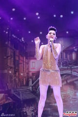 组图：Selina延迟造人 Ella挤胸性感舞老公最爱