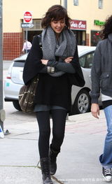 幻灯图集：杰西卡-阿尔芭逛街 撅嘴表情可爱