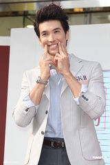 组图：锦荣谈嫩模顾左右而言他 暗示jolin眼睛漂亮