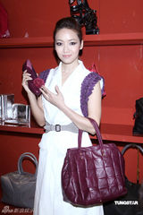 幻灯：蓝正龙被问与大S感情事 侯佩岑忙为其解围 