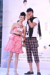 高清：《美女老板》七夕热映   何润东景甜甜蜜连拍