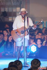 组图：张震岳台北开唱 耍冷加唱“Key哥”