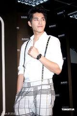 幻灯图：蓝正龙称只想专心演戏 与王怡仁很少联络 