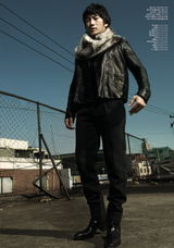 高清组图：韩星池城演绎废墟中的男人 穿皮裤玩颓废