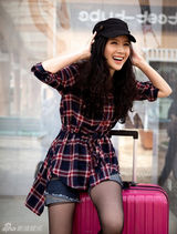 组图：徐立写真化身轻熟女 黑色丝袜秀美腿