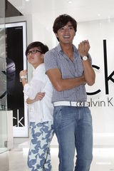 组图：贺军翔现身上海捞金 打造摩登时尚新造型