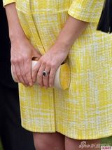 组图：凯特王妃鹅黄套裙亮相 与婆婆亲密交谈
