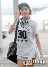 组图：《听声》主演出国度假 李钟硕未同行