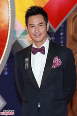 组图：胡杏儿黑裙高贵魅惑 牵手郑嘉颖亮相红毯