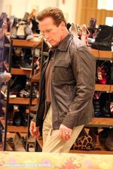 组图：施瓦辛格陪女儿逛街 父女情深其乐融融