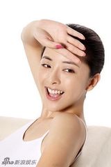 组图：黄小蕾裸妆秀清爽 还原健康肌肤