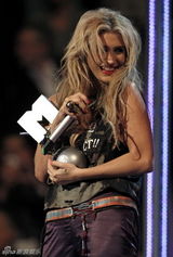 组图：麦莉-塞勒斯蕾哈娜唱响MTV欧洲音乐大奖