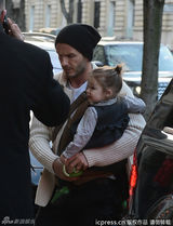 组图：贝克汉姆举家为三公子庆生 克鲁兹顽皮