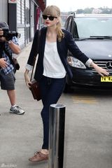 组图：泰勒悉尼电台宣传 小西装显帅气干练