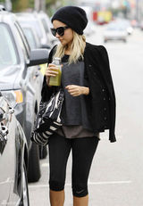 组图：妮可-里奇运动装扮现身条纹机车包别致