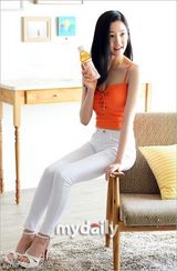 组图：清纯韩星李侑菲拍广告 穿吊带装秀事业线