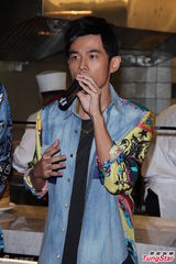 组图：周董不畏小S风波 为自家餐厅拍胸脯保证