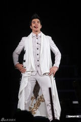 组图：王力宏香港个唱与成龙嘴对嘴热吻