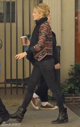 组图：Queen S布莱克纽约街拍从容干练