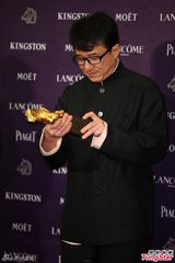 组图：成龙获最佳动作设计台上亲吻郑裕玲