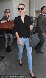 组图：米兰达便装出镜 黑衣牛仔星范十足