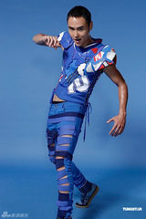 组图：韩庚杨幂合拍广告红白耀眼