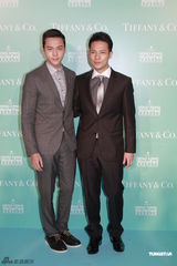 组图：容祖儿陈伟霆主持圣诞亮灯仪式