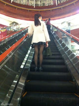 组图：女星孟茜商场试衣遭偷拍 粉红色内衣裹爆乳