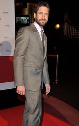 高清图：《赏金猎人》巴黎首映 安妮斯顿红裙夺目