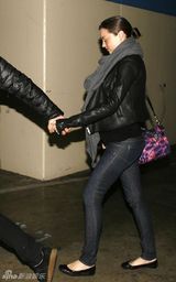 高清组图：奥兰多-布鲁姆秀恩爱 精灵王子护大肚娇妻