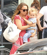 组图：娜塔莉-波特曼少女装紧抱儿子母爱洋溢