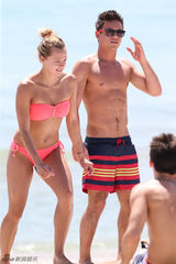 组图：英国跳水正太戴利海滩度假 身材略显发福