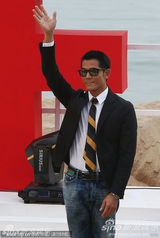 组图：梁家辉跳马舞赚人气 郭富城卖萌宣传《寒战》