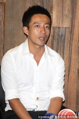 组图：汪小菲火速澄清未欠薪 上衣绷开闹笑话