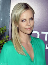 组图：查理兹-塞隆亮相活动 荧光绿连衣裙抢眼