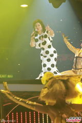 组图：徐小凤演唱会秀招牌纤腰 郑秀文同台献唱