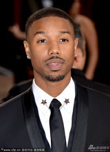 组图：黑人新星迈克尔-B-乔丹黑西装阳光亮相