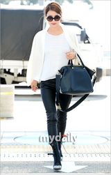 组图：韩星韩智慧裴斗娜飞往法国参加时装秀