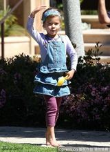 组图：杰西卡-阿尔芭公园亲子游 帮爱女穿鞋显温馨