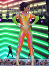 组图：英国美女谢丽尔-科尔性感短裙亮相