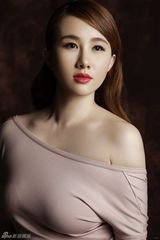 组图：孟瑶冷艳写真曝光  美腿红唇秀低调魅惑