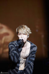 高清：JYJ金在中亚洲巡演结束 与粉丝庆生