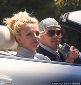 组图：布兰妮紧身裙显巨胸 与男友出街十指紧扣